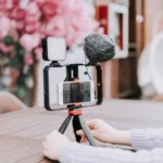 YELANGU PC204 YLG1801D Vlogging Live Broadcast LED Selfie Light Smartphone Video Rig Handle Stabilizer Bracket Kits with Microphone & Tripod - Image 9