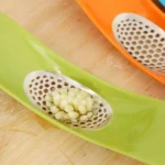 2 PCS Multifunctional Stainless Steel Arc-shaped Garlic Press Household Manual Garlic Crusher, Random Color Delivery - Image 4