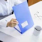 Deli 5333 A4 Hangable Clipboard File Folder With Clip Space-Saving Document Holder - Image 3